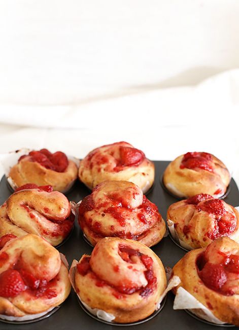 Strawberry vanilla buns l a splash of vanilla