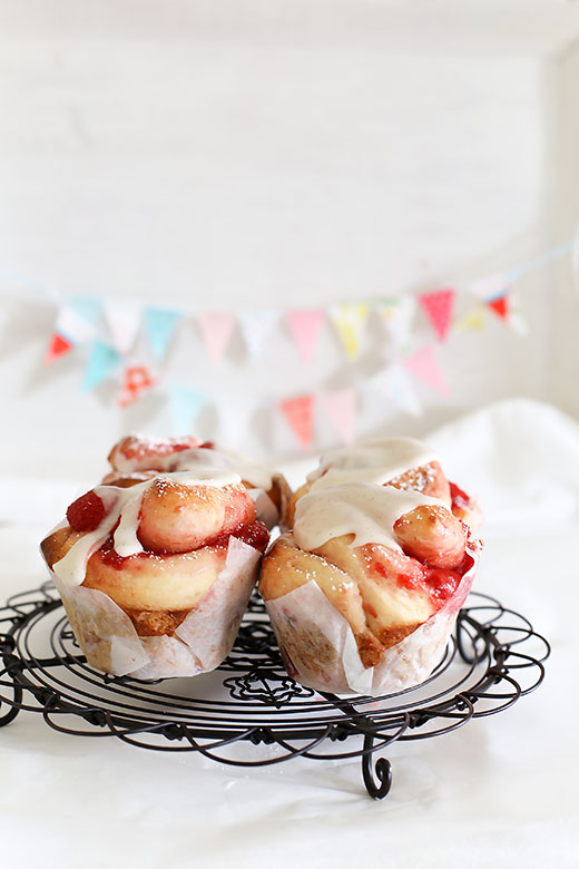 Strawberry vanilla buns l a splash of vanilla