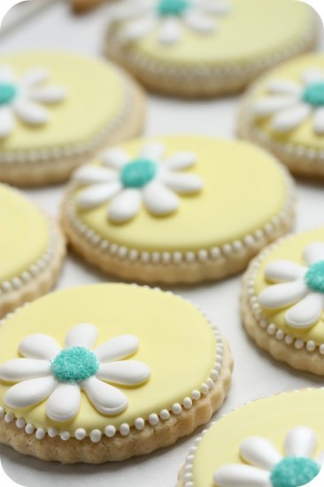 yellow-daisy-decorated-cookies