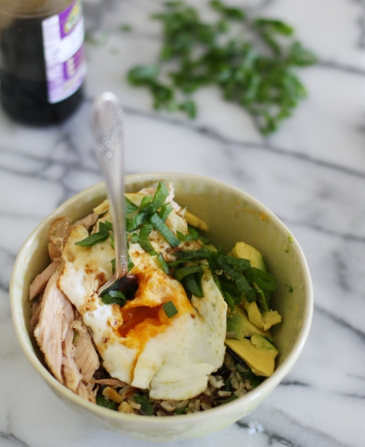 Brown rice bowl with tuna, avocado & fried egg