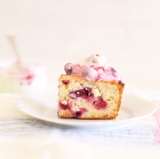 berry and yoghurt cake