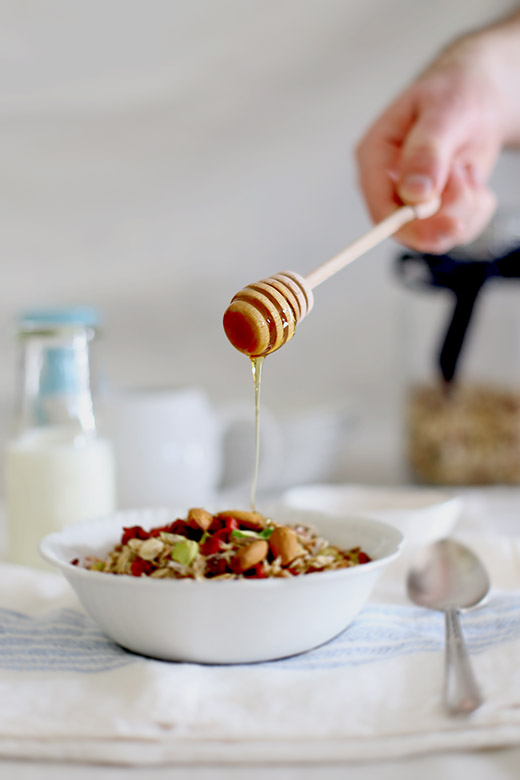 Fig, honey & salted pistachio raw muesli l a splash of vanilla