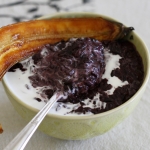Black sticky rice pudding with caramelised bananas (vegan)
