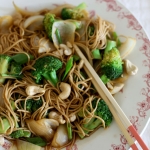 Teriyaki broccoli with soba noodles & cashew nuts (vegan)