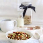 Fig, honey & salted pistachio raw muesli