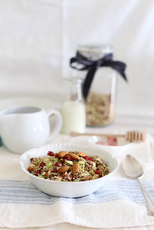 Fig, honey & salted pistachio raw muesli a splash of vanilla