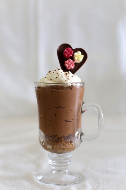 Valentines Day chocolate mousse pie with chocolate hearts | a splash of ...
